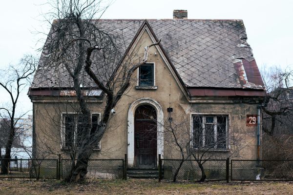 Les risques juridiques de s'installer dans une maison abandonnée